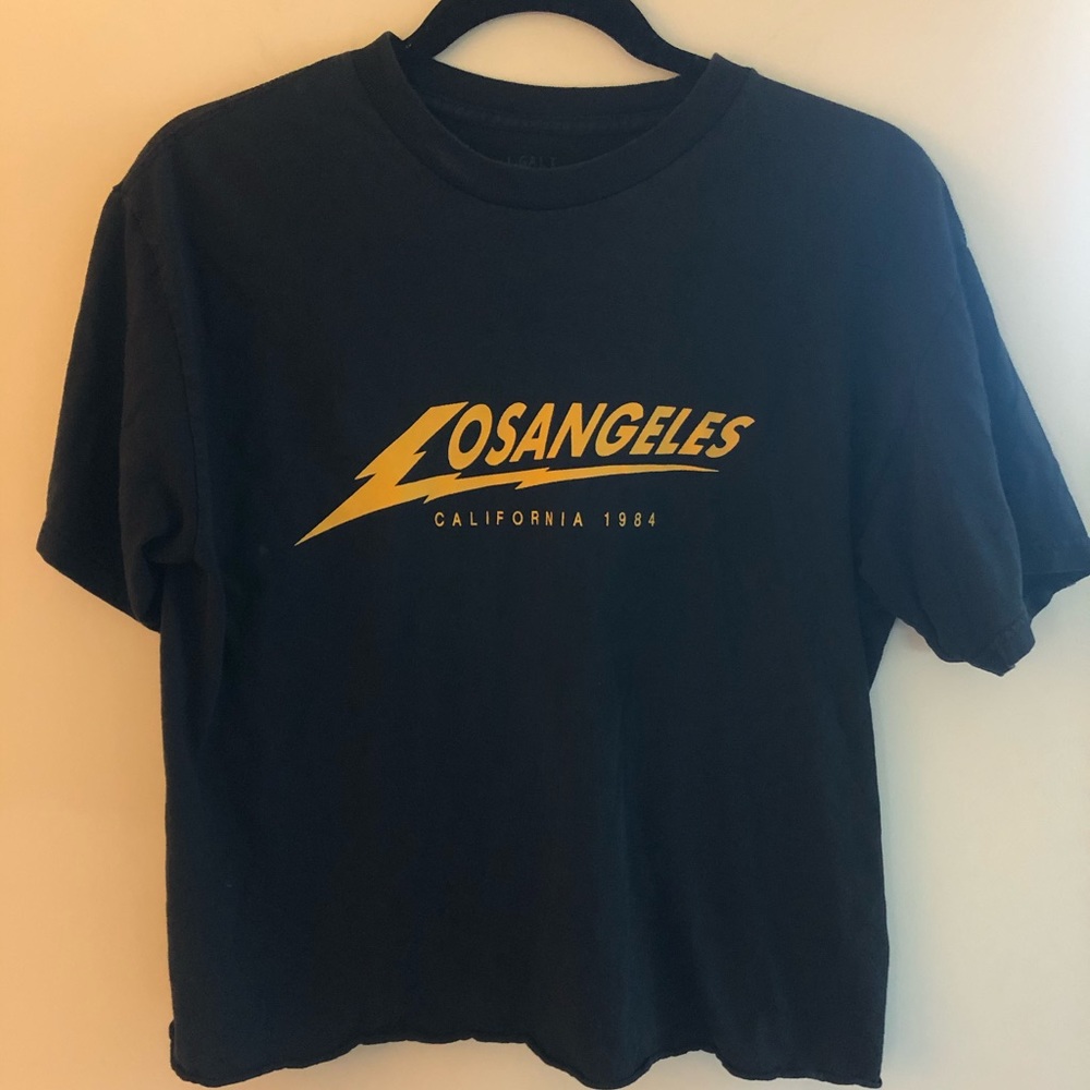 Black cropped graphic tee